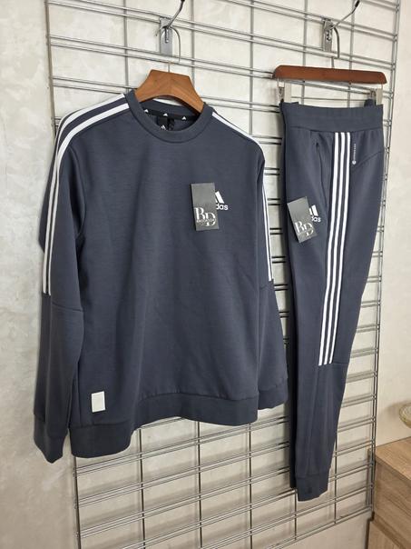 Sweatshirt adidas gris foncé  avec trois bandes blanches
