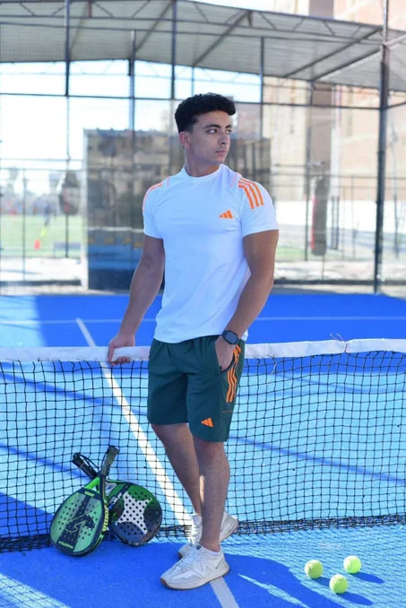 Ensemble ADD avec short vert foncé et t-shirt blanc à trois bandes orange, modèle 2025 qualité premium.
