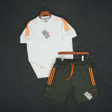 Ensemble ADD avec short vert foncé et t-shirt blanc à trois bandes orange, modèle 2026 qualité premium.