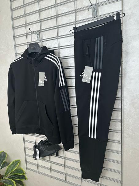 New survêtement ADDS noir avec trois bands blanche et gris foncé 2025