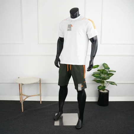 Ensemble ADD avec short vert foncé et t-shirt blanc à trois bandes orange, modèle 2025 qualité premium.