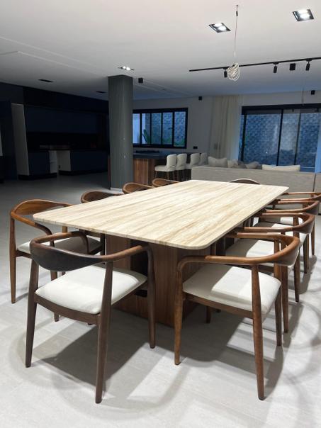 Salle à manger en noyer massif et travertin