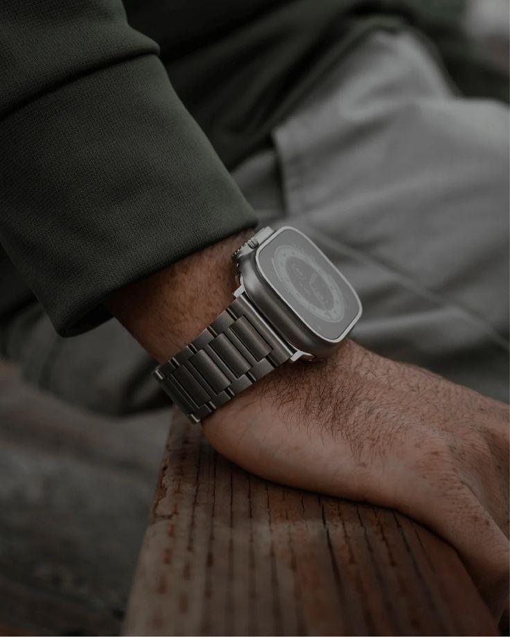 Watch Ultra Titanium avec deux bracelets