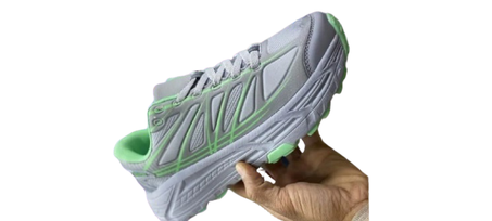 حذاء رياضي بتصميم فريد