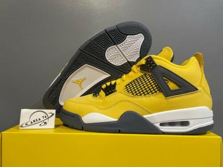 حذاء Nike Air Jordan 4 Retro بلون أصفر جريء يضفي لمسة من الحيوية على إطلالتك
