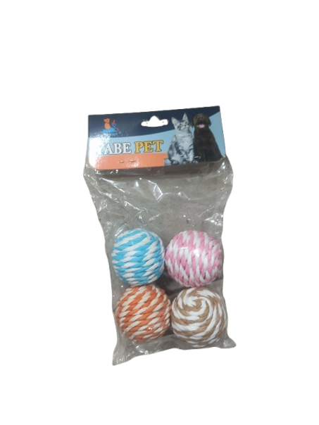 Quatre balles de jeu pour chat