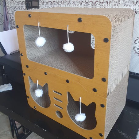 Maison à Deux Étages pour Chats – Bois, Carton, Griffoir et Jouets