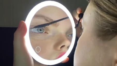 "الماكياج ولاّ متعة… بلا خوف من الأخطاء الصغيرة."