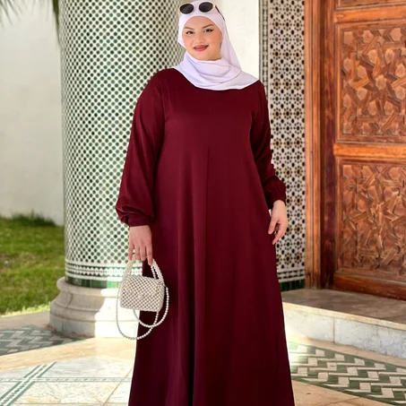 عبائة بثوب الزوم بسلسلة في الصدر
