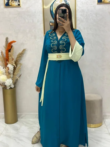 قفطان بالمضمة الطرز والعقاد والدوبلور فالكم الثوب: كريب روزة `