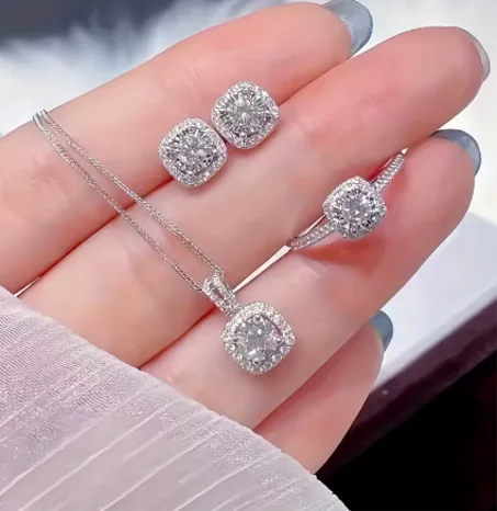 طقم مجوهرات فاخر مكعب الشكل