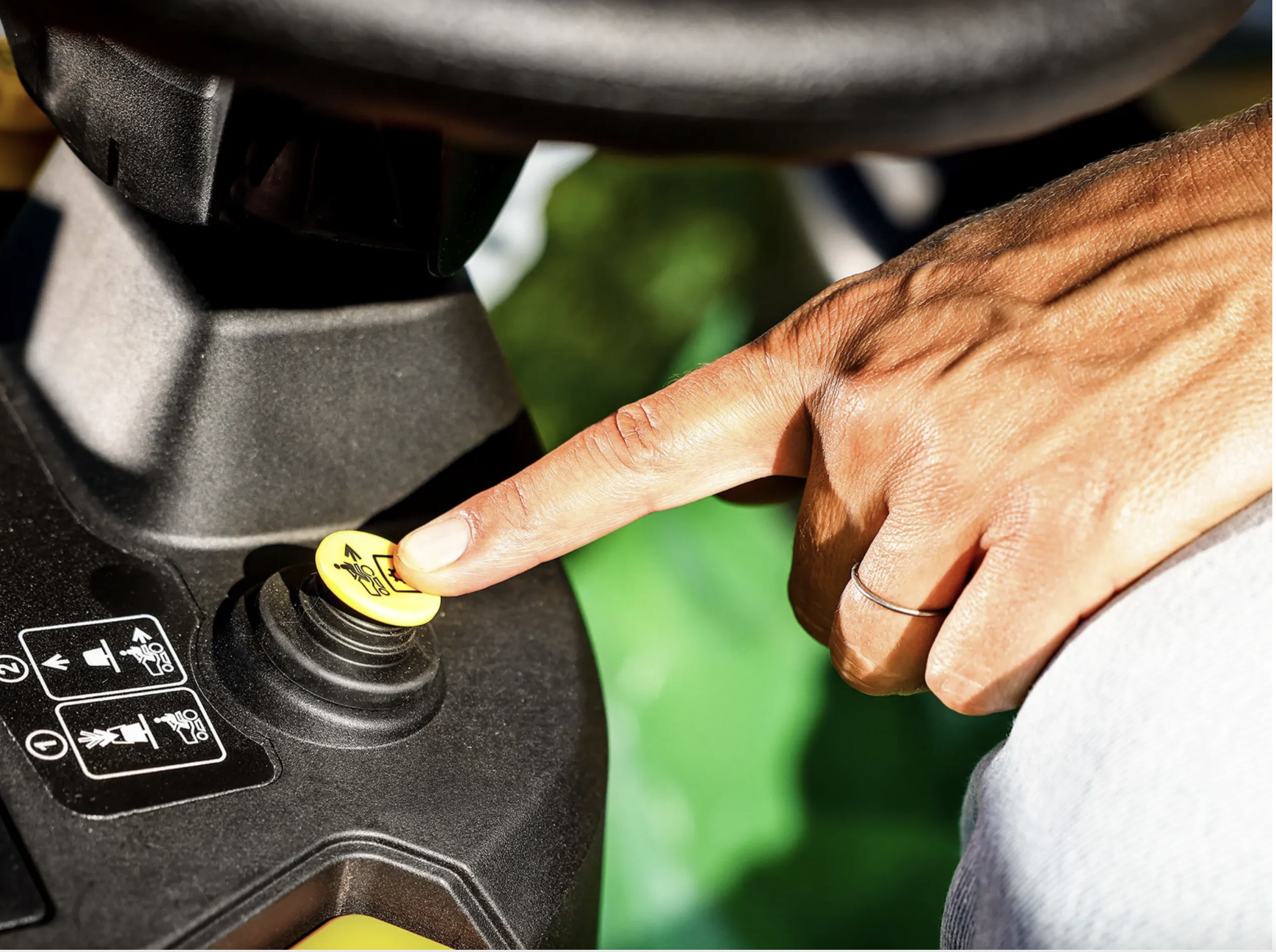 JOHN DEERE X117R Riding Lawn Mower