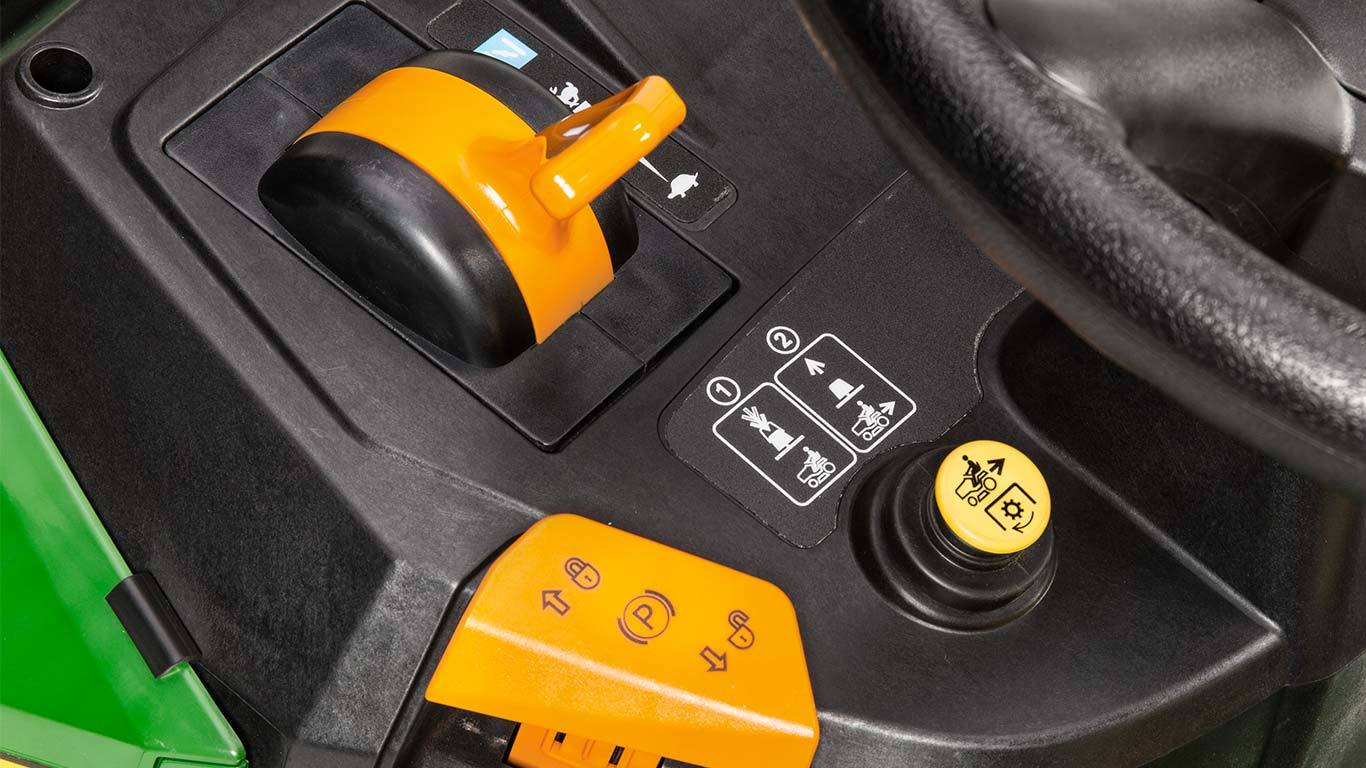 JOHN DEERE X117R Riding Lawn Mower