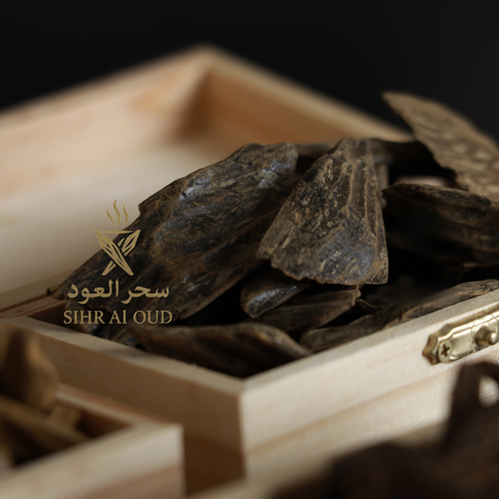 عود قماري كاليمنتان – عود طبيعي برائحة لطيفة ودافئة.