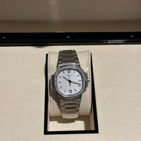 patek philippe Nautilus 7118/1200A-010 Silvery Opaline Dial zircon on wrist