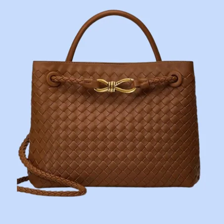 شنط  صغيرة من الجلد بتصميم عصري للنساء