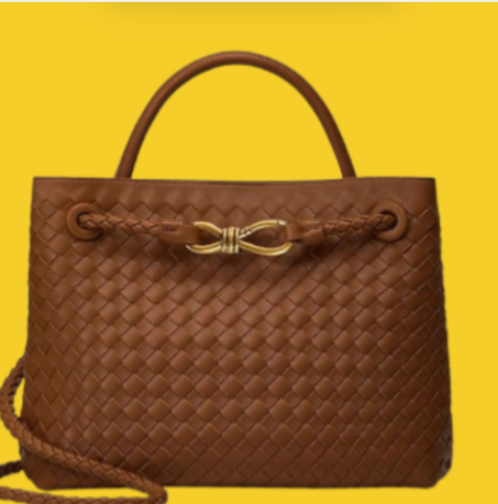 شنط  صغيرة من الجلد بتصميم عصري للنساء