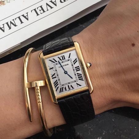 ساعة كارتييه نسائية – مزيج فاخر من الجلد والمعدن الذهبي