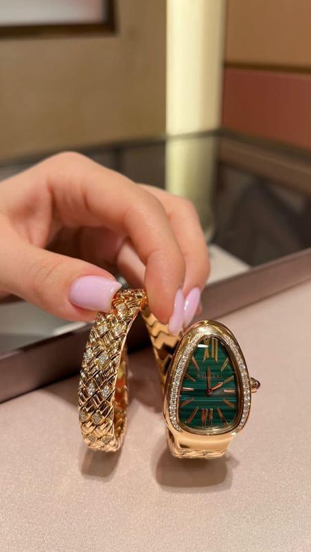 ساعة نسائية فاخرة بتصميم ثعبان مستوحاة من Bvlgari – أناقة تلتف حول المعصم