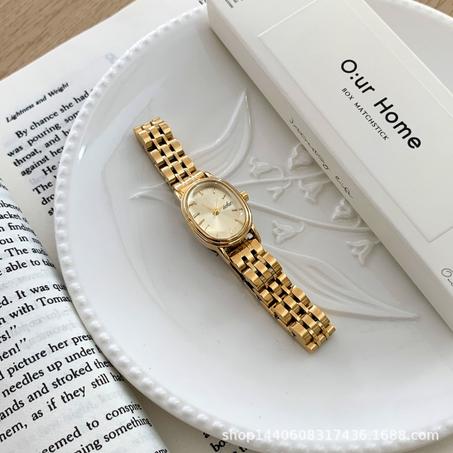 ساعة نسائية فرنسية كلاسيكية – تصميم بيضاوي ريترو بلمسة ذهبية