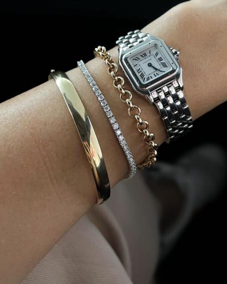 ساعة نسائية مربعة بأرقام رومانية – تصميم كلاسيكي عصري يناسب كل الأوقات