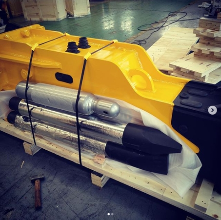 SOOSAN HYDRAULIC BREAKER - SB30  SILENT TYPE .