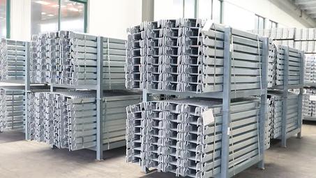 SCAFFOLDING LAYHER -  Steel Plank With Hook Type U ( LES PLANCHERS )