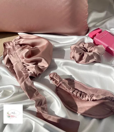 paque de luxe en satin de soie en Nude   ( taie d'oreiller- bonnet -chouchou- masque de sommeil )