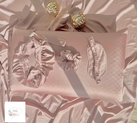 paque de luxe en satin de soie en babypink   ( taie d'oreiller- bonnet -chouchou- masque de sommeil )