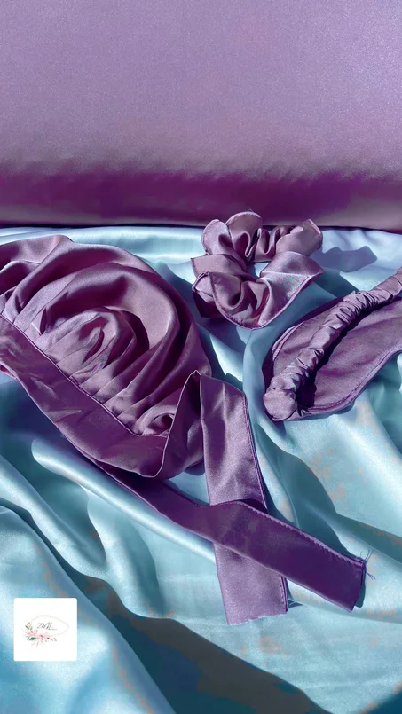 paque de luxe en satin de soie en  Mauve   ( taie d'oreiller- bonnet -chouchou- masque de sommeil )