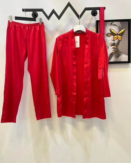 Similar to a long-sleeved coat with long pants