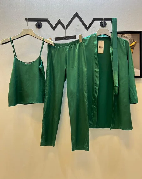 Similar to a long-sleeved coat with long pants