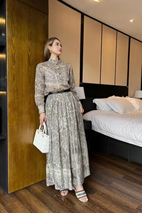 Long and elegant dress with long sleeves, suitable for going out