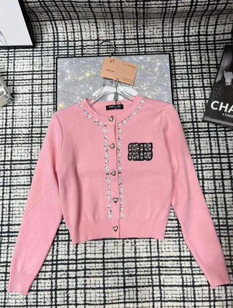 Women's short jacket with long sleeves