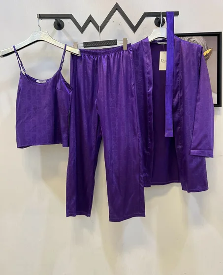 Similar to a long-sleeved coat with long pants