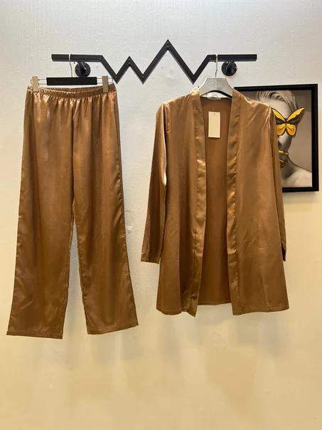 Similar to a long-sleeved coat with long pants