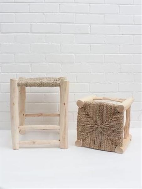 كرسي خشبي على الطراز الاسكندنافي مع مسند قدمين من أوراق النخيل المضفرة 30 × 30 سم -