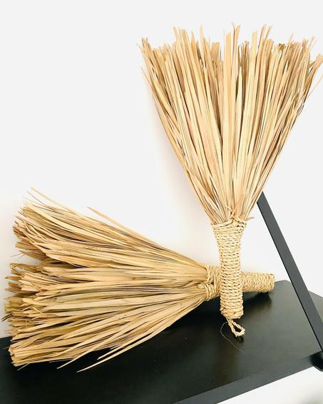 مكنسة صغيرة مزخرفة من سعف النخيل – مصنوعة يدويًا