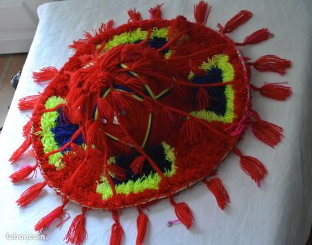 قبعة مغربية كبيرة من القش والصوف مع كرات صوفية