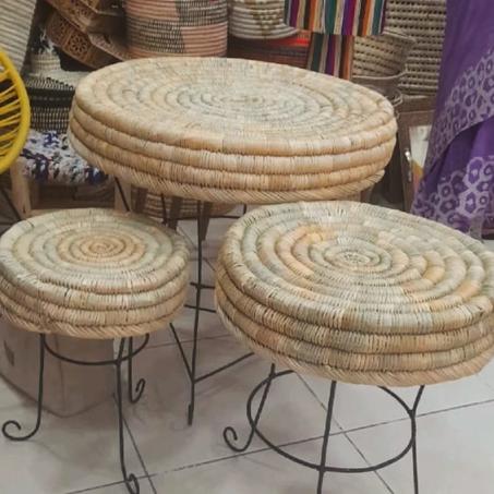 طاولة مصنوعة يدويًا من القش المنسوج