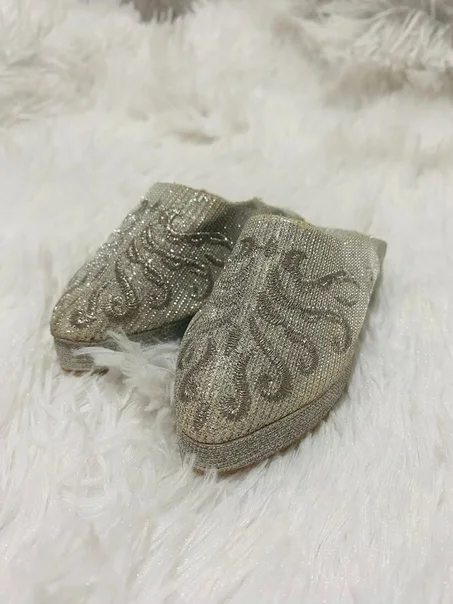 بلاغي فضي أنيق للبنات ✨ من  شهر حتى 7 سنوات – نعومة ولمعان راقي