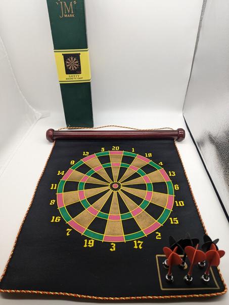 لعبة لوح رمي السهام المغناطيسي