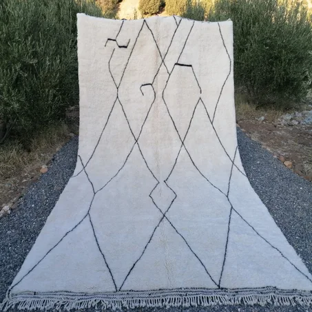 White Beni Ourain Rug with Artistic Lines (ref: b26)