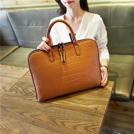 La mallette d'affaires incontournable pour la femme professionnelle moderne."