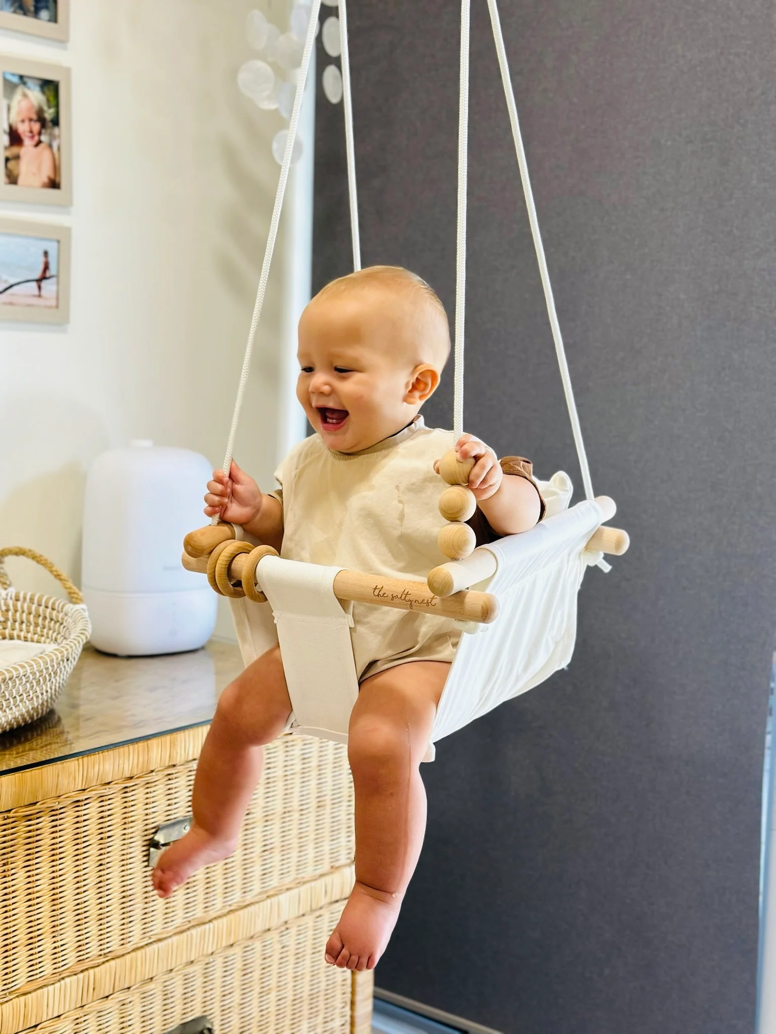 السعادة… تتأرجح هنا 🧸✨