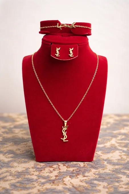 Pack Yves saint lauren paris ( Collier + gourmette + boucles ) + boite gratuite باك يفيس باريس
