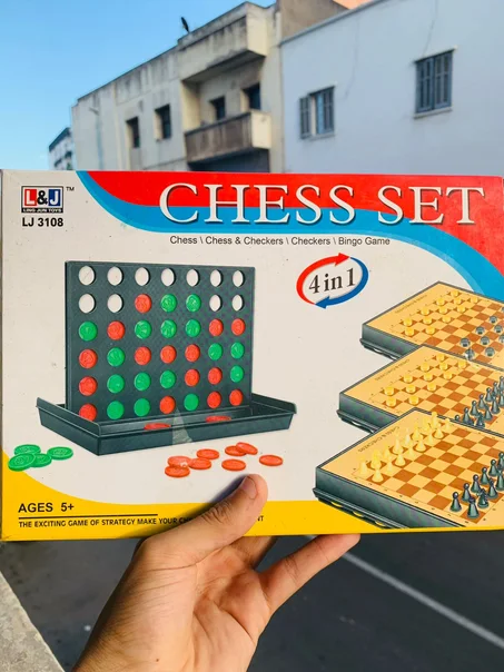 Chess Set 4 en 1 – شطرنج، دامّة، طاولة الزهر، Connect4 – Taille compacte pour tous !