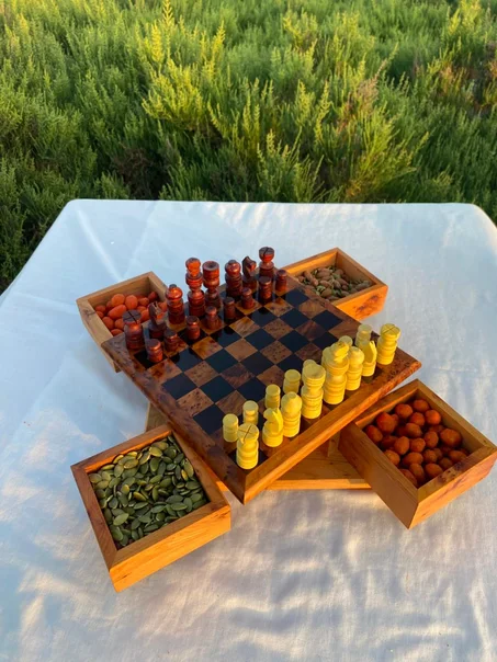 لوحة شطرنج من عود العرعار فاخرة مع صناديق تخزين –