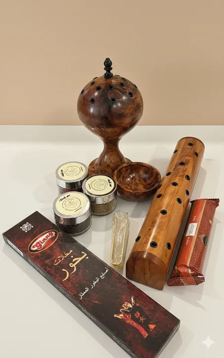 مبخرتين من خشب العرعار + 3 أنواع بخور فاخرة + ملقط + علبة الفحم + علبة عود الند
