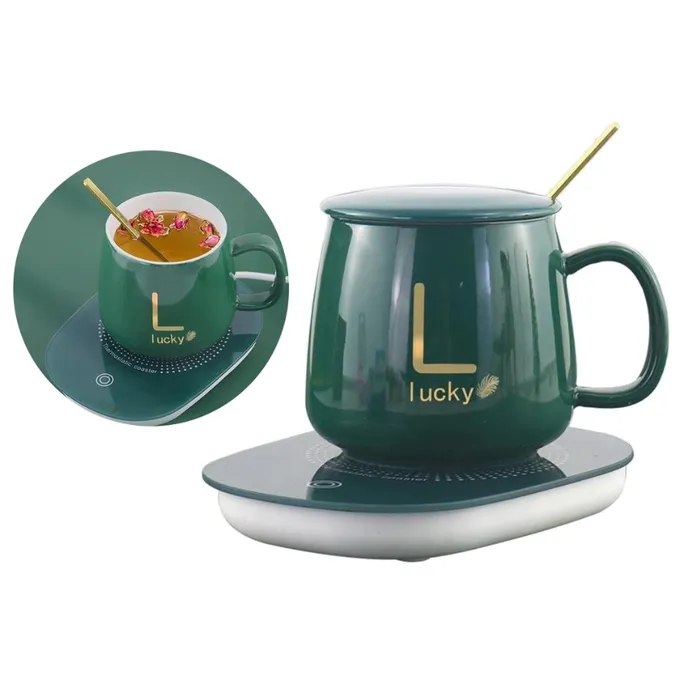 كوب قهوة مع آلة التسخين و ملعقة ذهبية